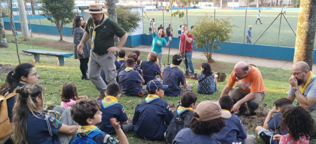 Plantio une escoteiros e Cades Lapa