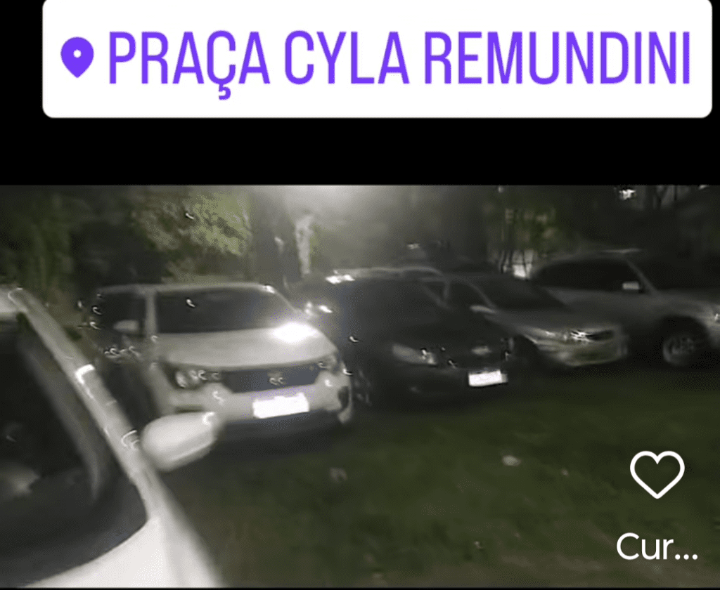 Praça é invadida por carros