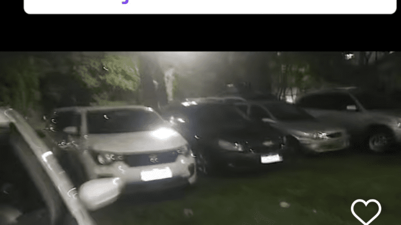 Praça é invadida por carros