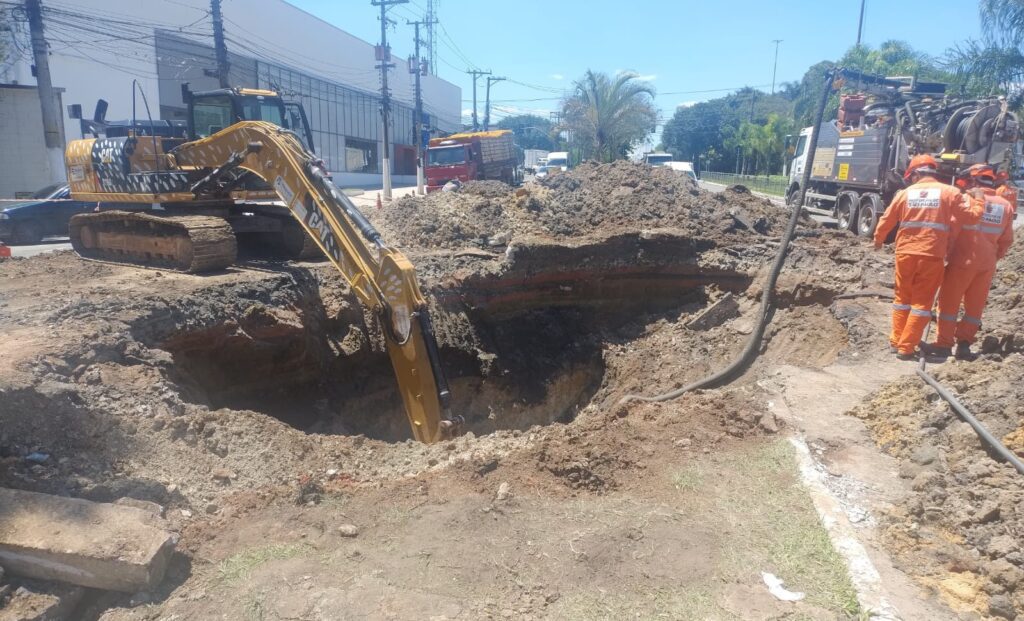 Asfalto cede na Av.Gastão Vidigal